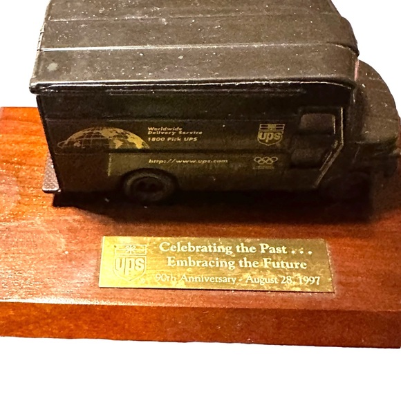 UPS Truck Desk Model on Stand w/Plaque 90th Anniversary 1997 - Picture 3 of 11
